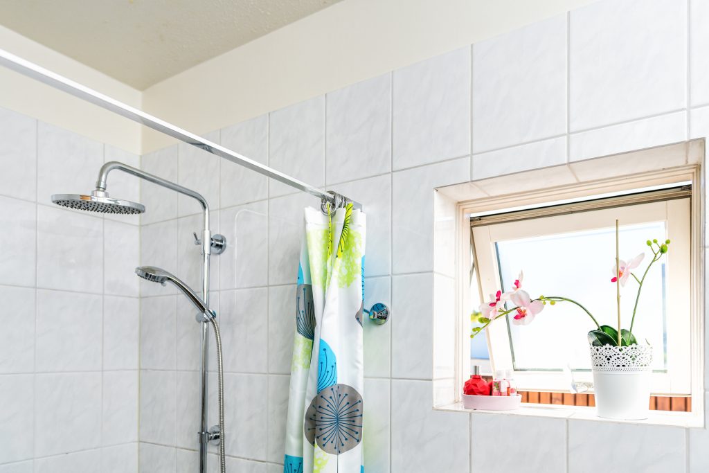 Hygiene-Schock im Bad: Was sich auf Ihrem Duschvorhang wirklich abspielt