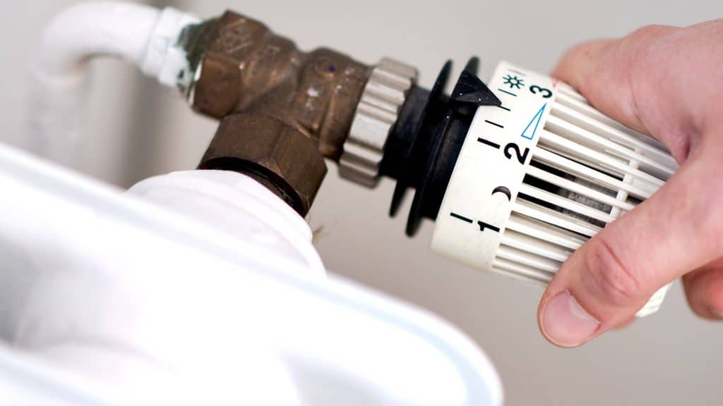 Nachts Heizung ausschalten und Strom sparen? Warum das keine gute Idee ist