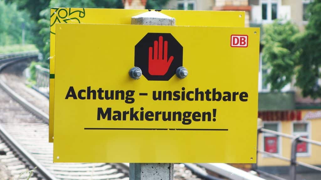 Seltsame Schilder: Unsichtbare Markierungen bei der Deutschen Bahn