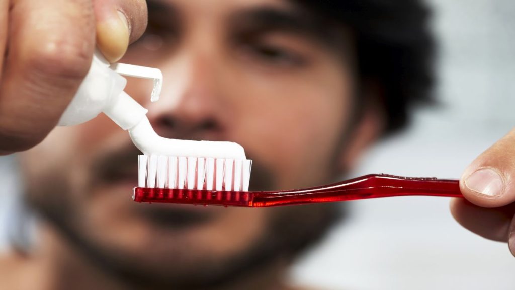 Zwei oder drei Minuten Zähne putzen? Beides absolut falsch - ein Professor verrät den Grund