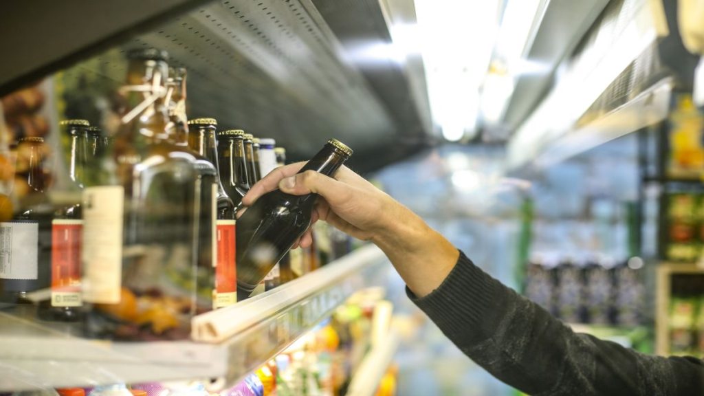Premium-Bier zum Schnäppchenpreis: Diese bekannten Brauereien stehen hinter Lidl, Netto & Co.