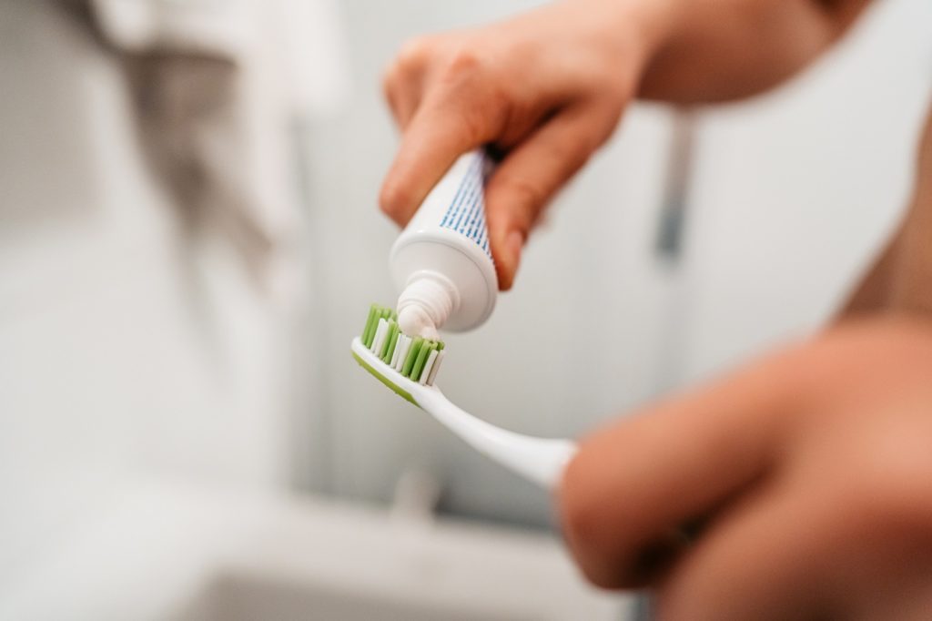 Professionelle Zahnreinigung im eigenen Badezimmer: Die Top 3 Pflege-Tipps