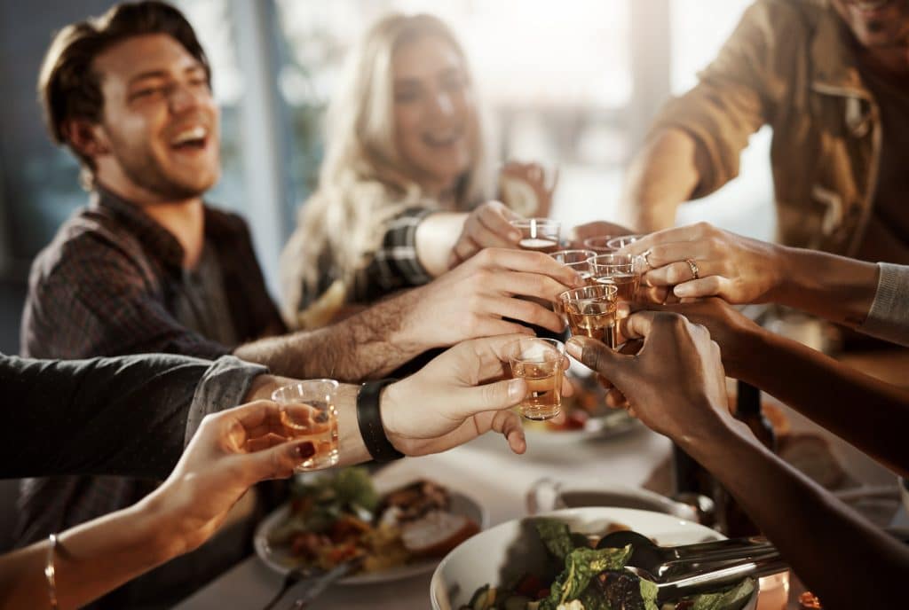 Völlegefühl nach dem Osterbrunch: Kann Schnaps wirklich bei der Verdauung helfen?