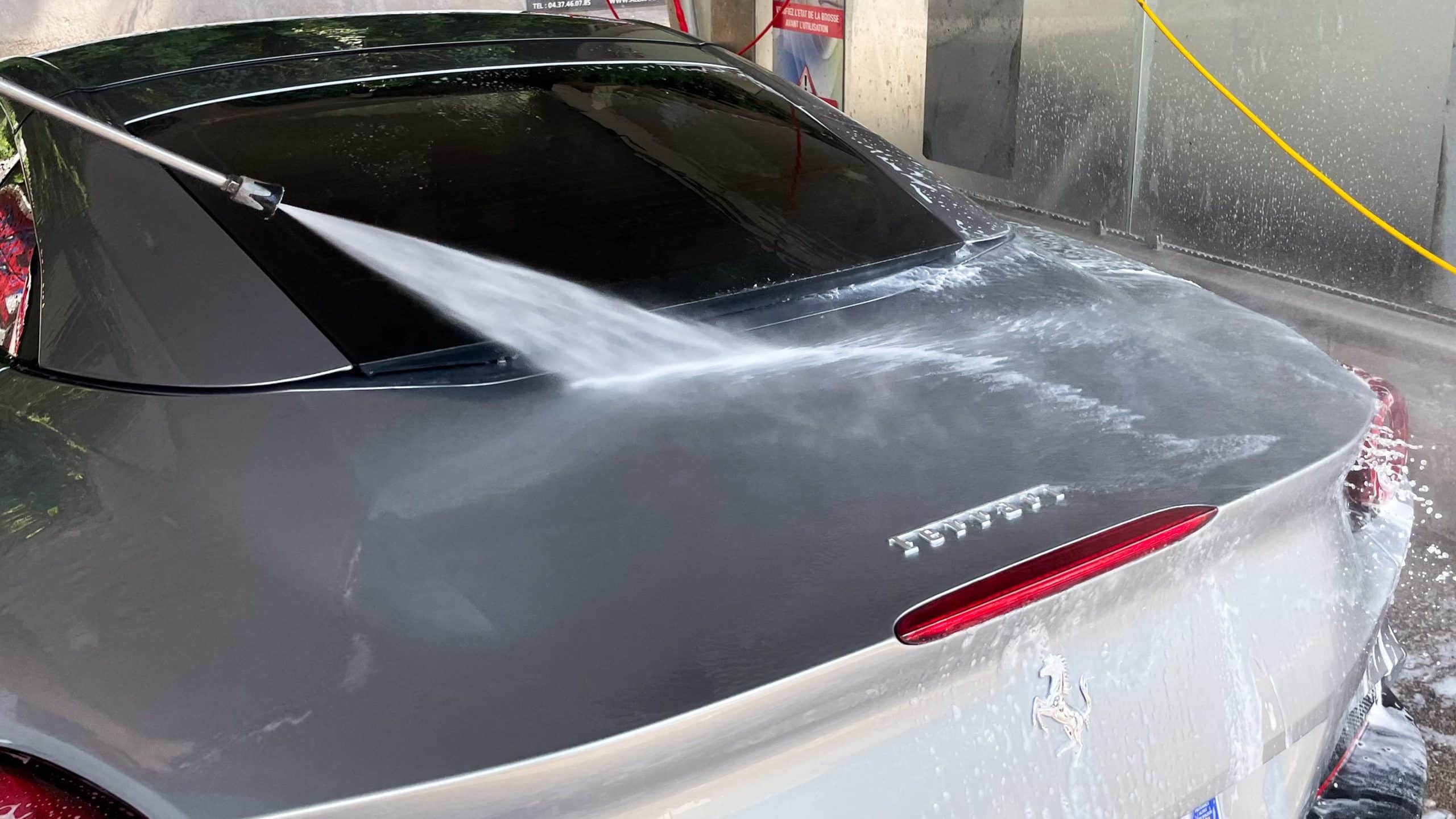 Wie hart schrubben Autowaschanlagen? Kaminkehrer probieren es am eigenen Leib aus