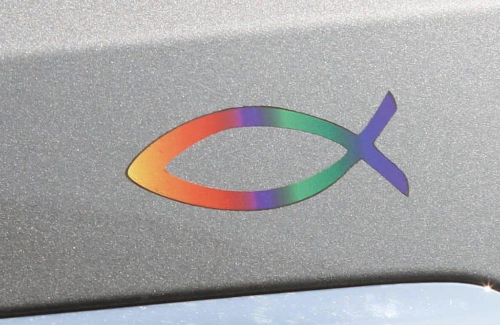 Jeder kennt ihn: Das bedeutet der Fisch-Aufkleber am Auto