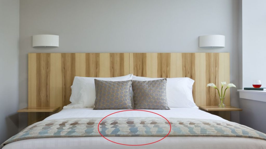 Was macht dieser Stoffstreifen am Hotelbett? Das ist seine wahre Funktion