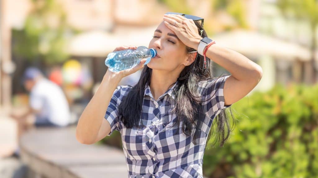 Viel trinken: Auf zwei Getränke sollte man bei Hitze verzichten