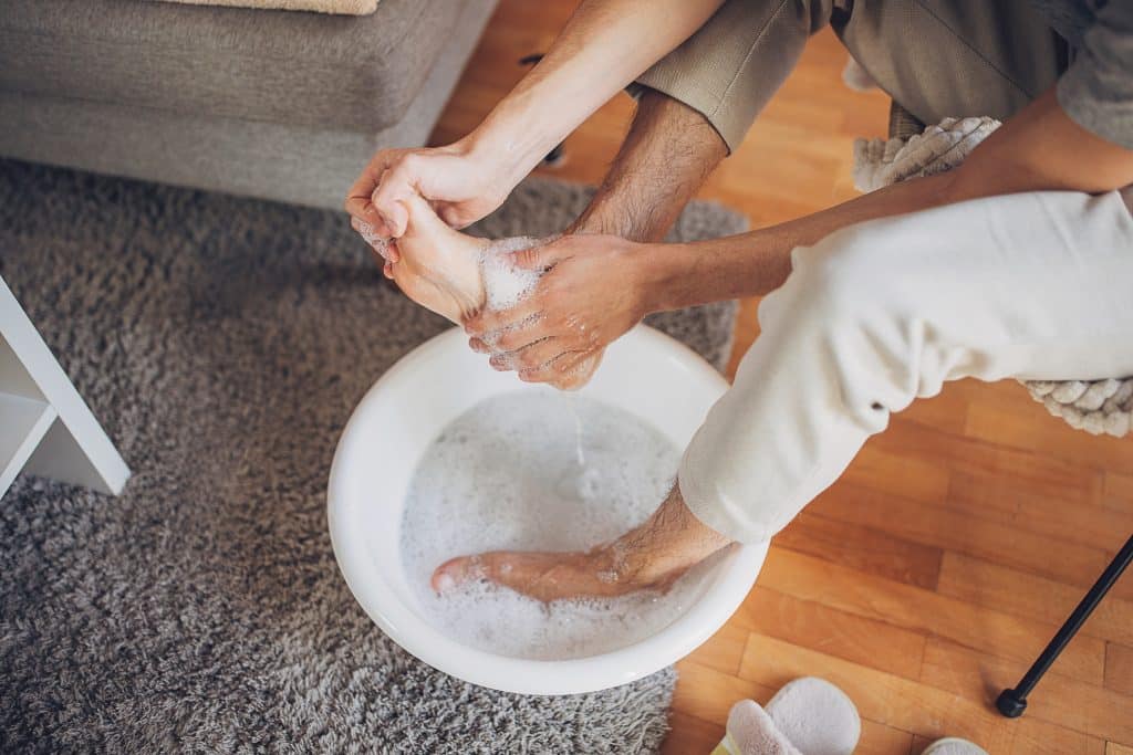 Gepflegte Füße: Einfaches Hausmittel macht die Haut weich