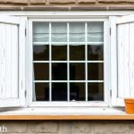 Fensterrahmen wie neu: Diese Hausmittel entfernen selbst hartnäckigen Gilb