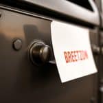 Roter Punkt am Briefkasten: Das steckt dahinter
