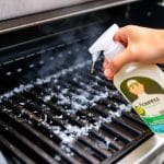 Grillrost reinigen leicht gemacht: Dieser Trick spart Zeit