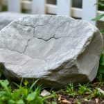 Ein kleiner Teller mit Stein im Garten kann eine große Wirkung haben